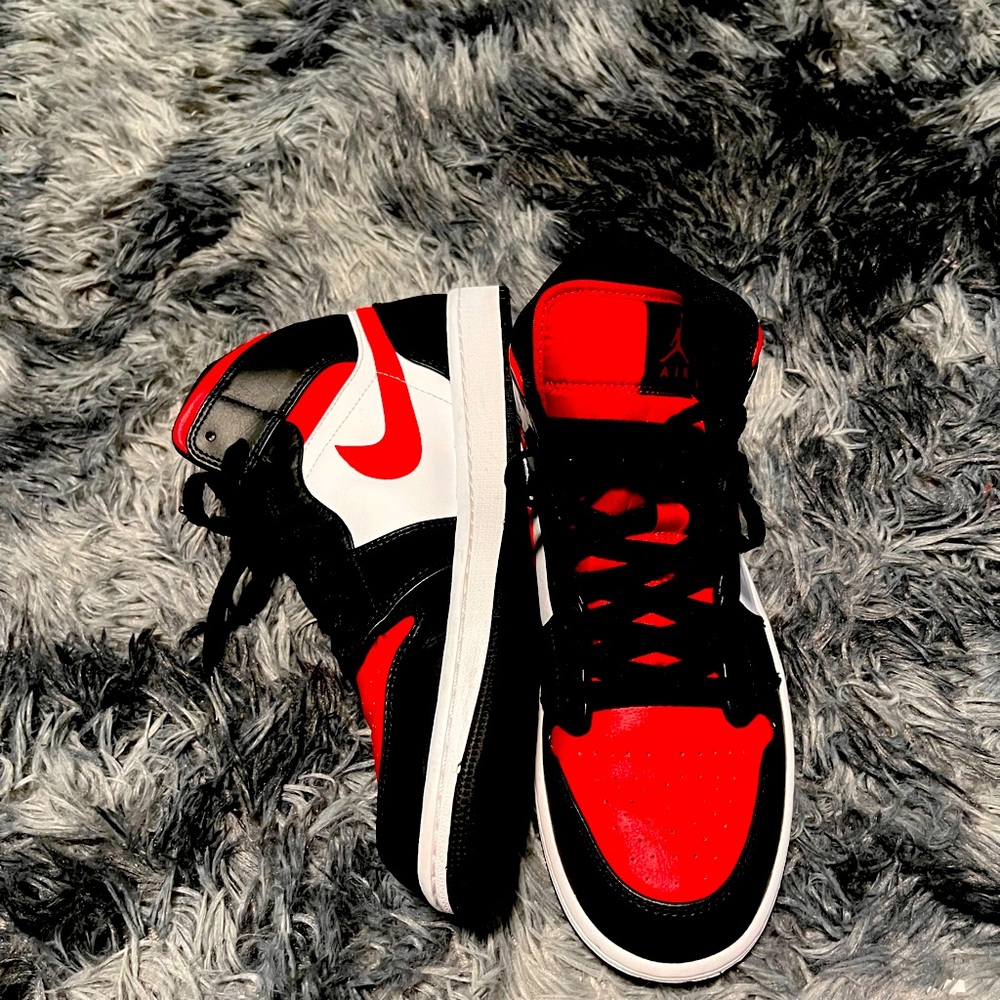 Air Jordan 1 Mid Black/Fire Red & White
